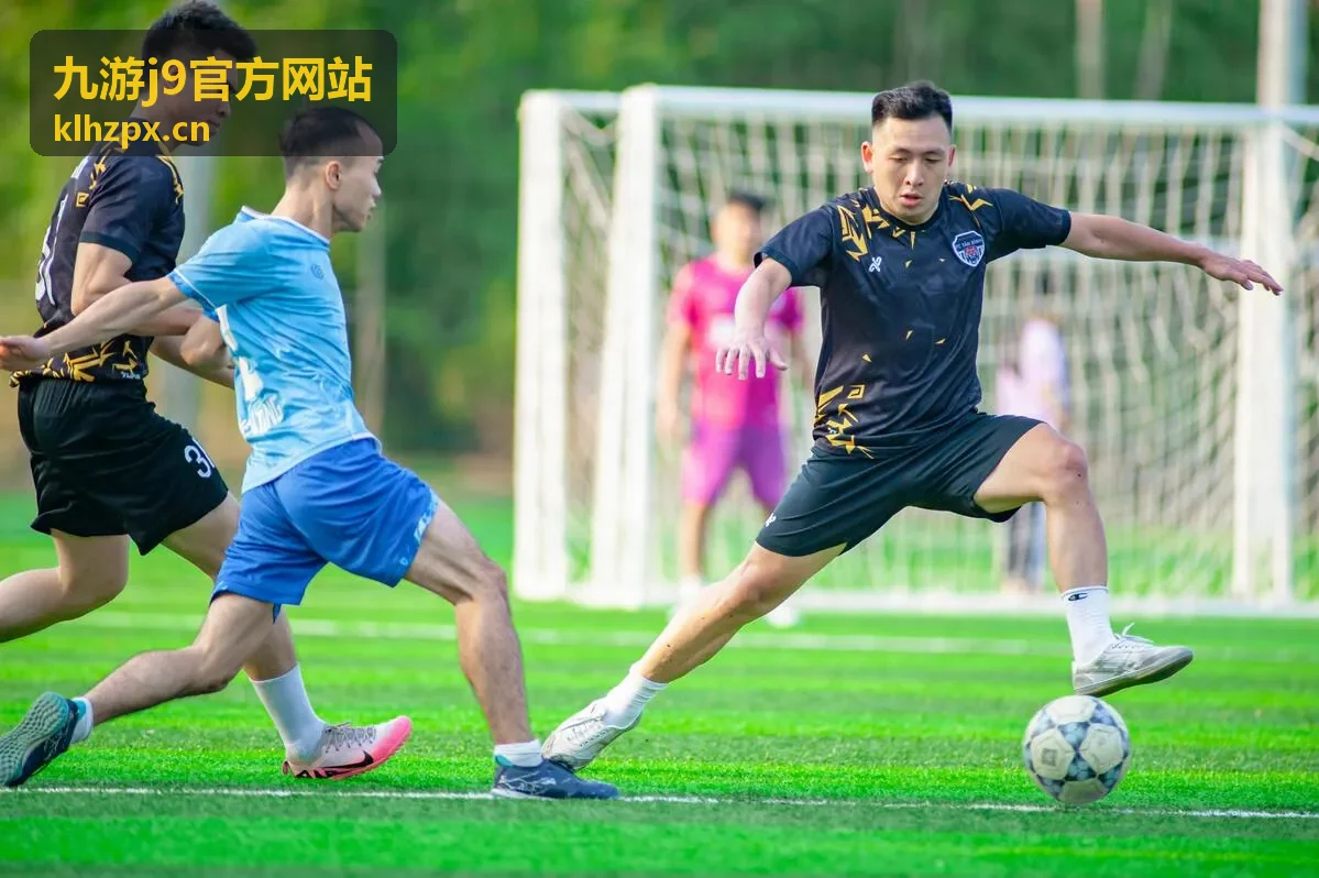 九游j9官方网站首页主视觉，深色竞技场风格背景